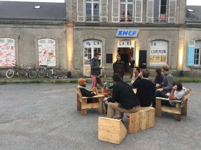 Quartier rouge - La nuée - Des paroles collectées sont sérigraphiées et affichées sur la façade de la gare en travaux. 