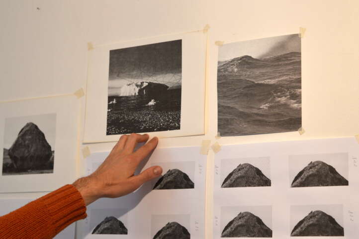 Quartier rouge - Maru Aro - Vue de l'atelier. Mur de recherches. Reproduction pour une étude, Les impatiences (série des vents), 2015. crayon sur photographie d'archive 25 x 18,5 cm, 2015.