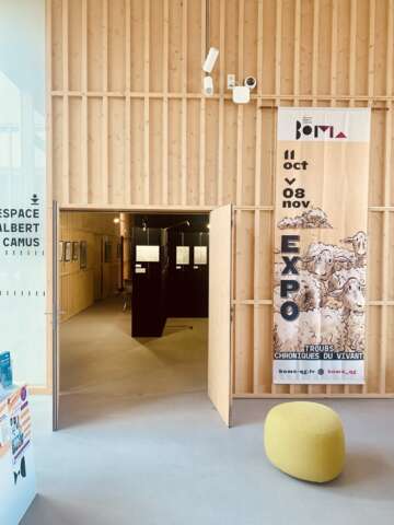 Quartier rouge - Au loup ! Chronique d'un retour - 11 octobre au 8 novembre 2025. L’exposition Au loup ! chronique d’un retour  est présentée dans le cadre de l’exposition rétrospective de Troubs organisée au BOMA à Saint-Denis-de-Pile. Une conférence sur la cohabitation avec les loups est également proposée dans ce cadre. 