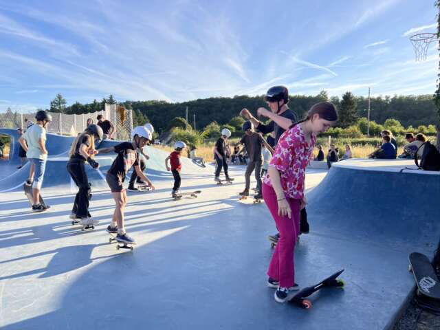 Quartier rouge - Nous soutenir - 13 juillet 2024 | Initiation skate pour les jeunes