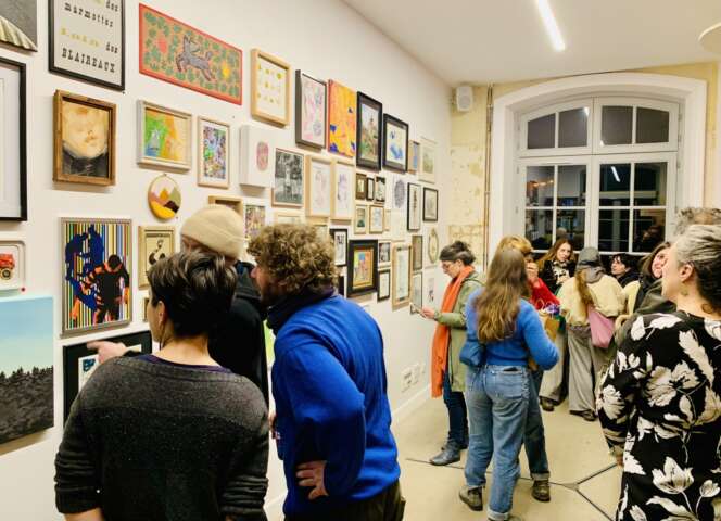 Quartier rouge - Nous soutenir - 23 novembre 2023 | Le vernissage de la première édition de Accrochage pluriel se déroule dans la salle des pas perdus du Tiers-lieu Pang! la gare à Felletin. 