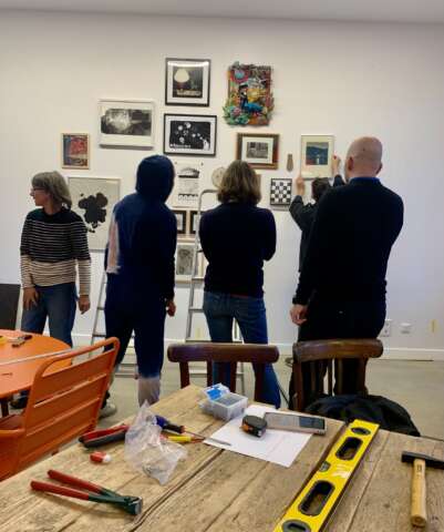 Quartier rouge - Accrochage pluriel  - 2023 • Accrochage collectif • Nous nous racontons les histoires que nous voyons pour agencer les œuvres ensemble sur les murs de la gare.