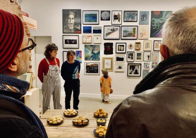 Quartier rouge - Accrochage pluriel  - 2024 • 73 personnes déposent leurs œuvres à la gare qui les accueille. L’exposition s’agrandit. Les ventes restent ouvertes jusqu’à la fin de l’exposition, le 22 janvier 2025