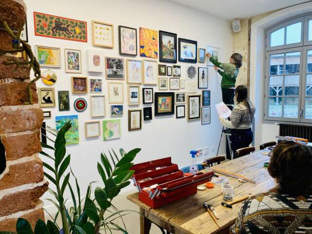 Quartier rouge - Accrochage pluriel  - Vendredi 21 novembre 2025 • Vu de l'accrochage collectif