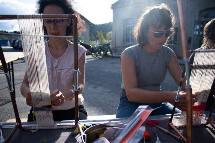 Quartier rouge - Araignées sociales zone - Initiation de débutantes au tissage quatre lisières