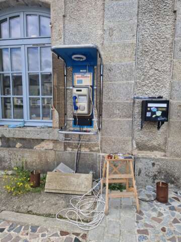 Quartier rouge - La Cabine - Installation des câbles électriques et RG45 pour rattacher La cabine à l'ordinateur qui abrite le programme à la cave de la gare. 