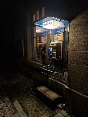 Quartier rouge - La Cabine - La Cabine fonctionne de 7h à 23h et est éclairée par une lumière solaire. 