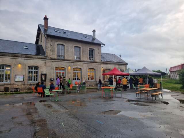 Quartier rouge - La Cabine - L'inauguration le 1er juin 2024 réunit une quarantaine de personnes sous la pluie autour de pizzas artisanales. 