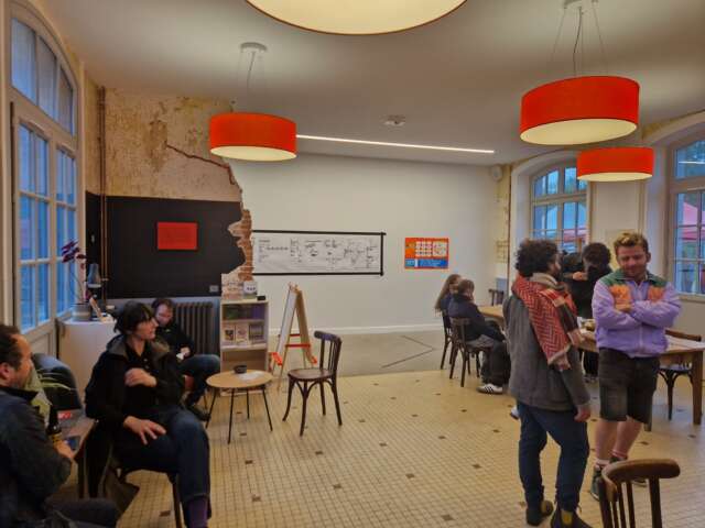 Quartier rouge - La Cabine - Une exposition présente différents éléments du processus de création de l'œuvre, notamment le schéma de programmation de l'interface. 