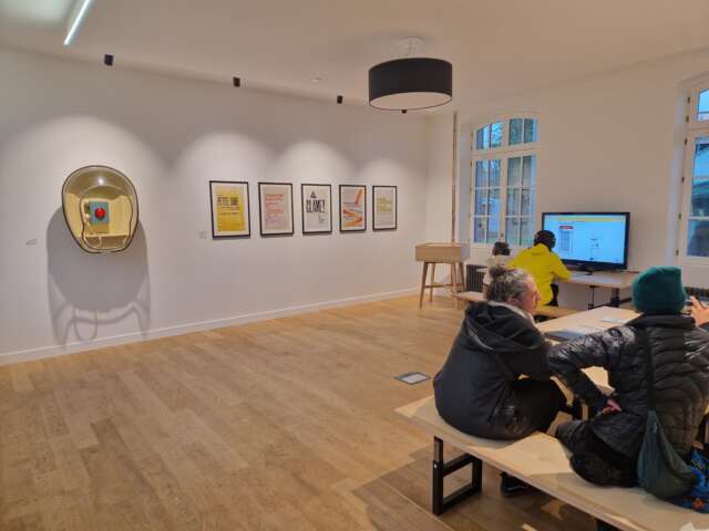 Quartier rouge - La Cabine - La suite de l'exposition présente la première cabine téléphonique itinérante développée par Romain Ronflette, Marylise Navarro et Antoine Bougeard, ainsi qu'une série de sérigraphies des messages collectés dans celle-ci. Une petite écoute sonore est également proposée en partenariat avec le projet Encyclopédie de la parole. 