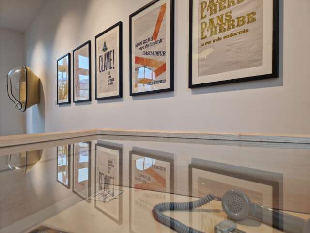 Quartier rouge - La Cabine - Affiches sérigraphiées de messages collectés lors du projet La nuée de Marylise Navarro et Antoine Bougeard. 