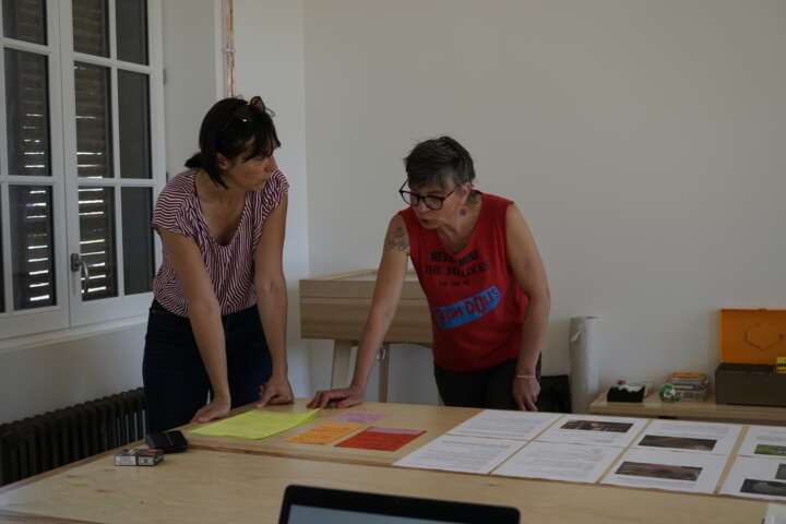 Quartier rouge - Faire exposition - Pomme Boucher et Laurie-Anne Estaque regardent les traces du séminaire et préparent un accrochage ouvert au public afin de transmettre l'ensemble du processus traversé. 