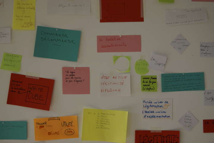 Quartier rouge - Faire exposition - Extrait du mur du fonds avec les enjeux marquants qui apparaissent tel que l'absence de radiateurs dans les white cube, ou les lieux de légitimation des artistes... 