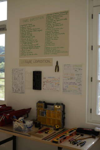 Quartier rouge - Faire exposition - L'ensemble des traces du séminaire sont exposées au fur et à mesure sur les murs de l'espace commun. Ici est fait un petit accrochage du temps de partage autour des pratiques d'accrochage. 