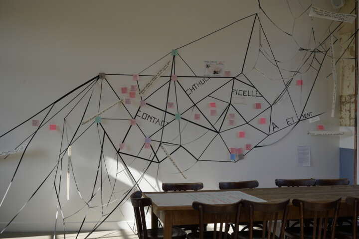 Quartier rouge - Faire exposition - Un des groupes de participant·es s'attelle à réfléchir à exposer un arpentage de Vivre avec le Trouble de Donna Harraway, dont les traces sont mises en partage par Quartier rouge. 