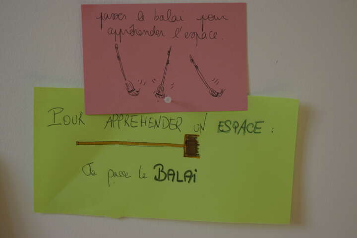 Quartier rouge - Faire exposition - Un des gestes conseillés avant de composer une exposition dans un espace. 