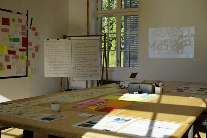 Quartier rouge - Faire exposition - Il est décidé collectivement que la restitution publique permette de rejouer le séminaire en arpentant les traces et objets mobilisés. Un échange a lieu entre les participant·es présent·es lors des six jours et les personnes venues à la restitution. 