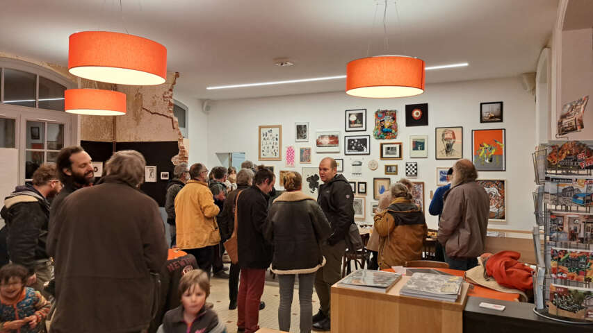 Quartier rouge - Accrochage pluriel  - 2023 • 48 artistes sont venus déposer une de leurs productions. Le vernissage de l’exposition réunit plus d’une cinquante personnes, de nombreuses œuvres sont achetées. 