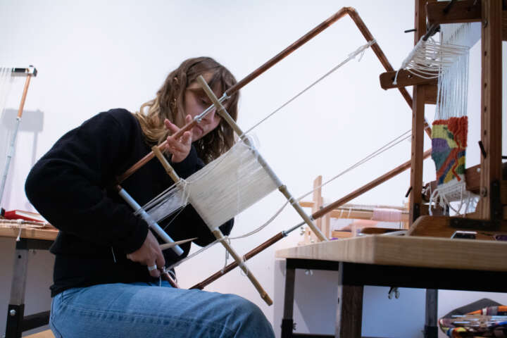 Quartier rouge - Araignées sociales zone - Aglaë Miguel affairée derrière son métier à tisser