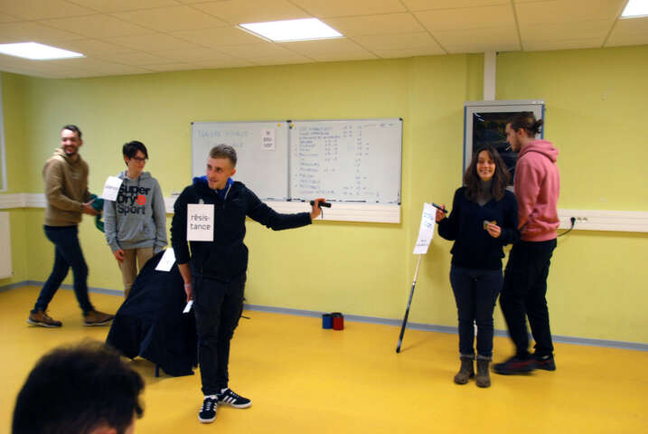 Quartier rouge - ET SI - Jeu(x) de société(s) - Résidence de création à Quartier Rouge / Ateliers-jeu au Lycée des métiers du bâtiment, 16 et 19 janvier 2023 / Mise place du tableau vivantTirage de la partie : Rendre visible l’invisible (amorce), Pouvoir (antagoniste) / Mots-sujets : maison, silence, pollution, résistance, soin, vivant·es