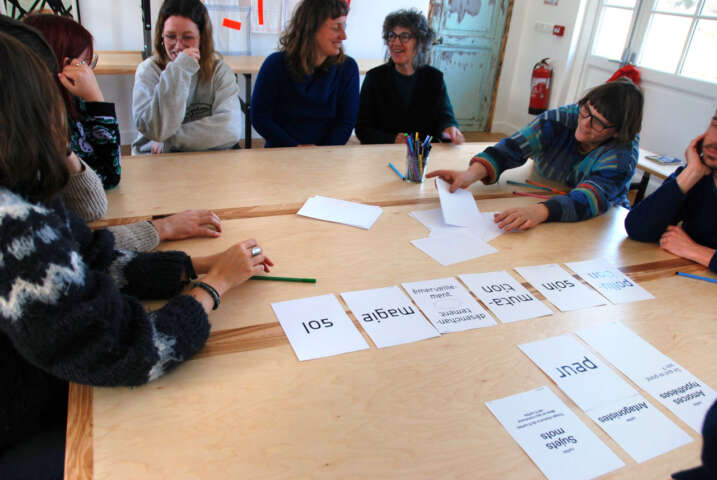 Quartier rouge - ET SI - Jeu(x) de société(s) - Résidence de création à Quartier Rouge / Atelier-jeu à la gare / Séance de test des étapes de tirage, de vote et d’écritureTirage de la partie : De quoi on prend soin ? (amorce), Peur (antagoniste) / Mots sujets : pollution. sol. magie. soin. mutation. désenchantement/émerveillement