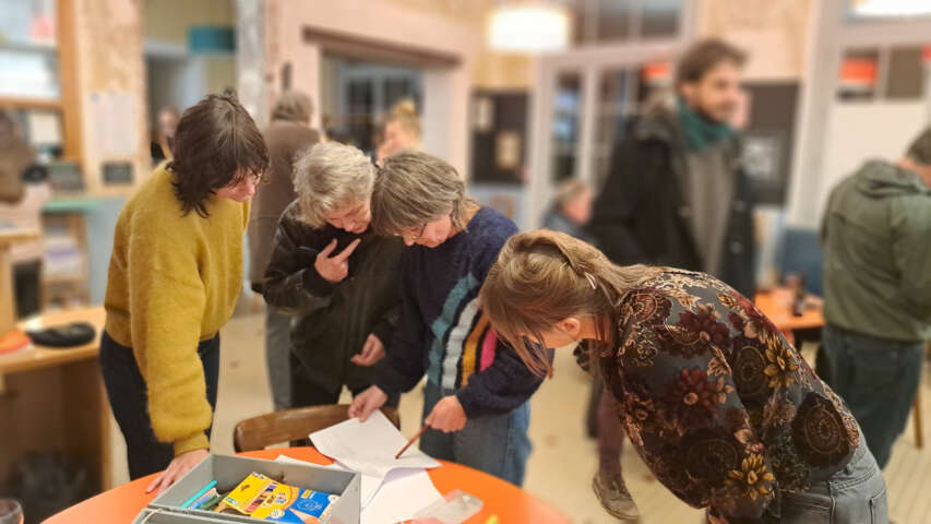 Quartier rouge - Accrochage pluriel  - Du 5 au 21 novembre 2024, PANG! réceptionne au compte-goutte toutes sortes d’œuvres, des cadres de différents formats et matières, des peintures à l’huile, à l’eau, des linogravures, des photographies... 