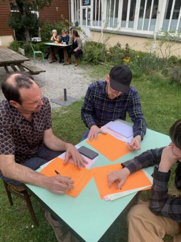 Quartier rouge - Appel à la Vienne - Première séance d'écriture du Cahier des charges avec les commanditaires dans le jardin de IF à Limoges.