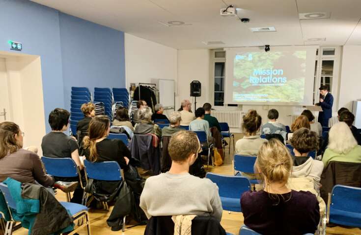 Quartier rouge - Appel à la Vienne - Décembre 2025. Conférence de lancement de la Mission relations, service public des relations aux milieux de vie,   une conférence-performance proposée par Pascal Ferren au bâtiment 25 à Limoges en partenariat avec le Syndicat d'Aménagement du Bassin Versant de la Vienne. 