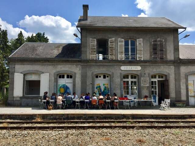 Quartier rouge - La gare en commun - Repas devant la gare lors d'ateliers participatifs sur les devenirs du lieu. 