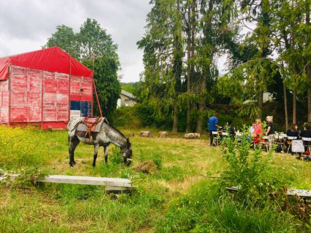 Quartier rouge - La gare en commun - Des ateliers participatifs sont corrélés à de grands repas partagés ouverts aux habitant·es pour permettre la rencontre. 