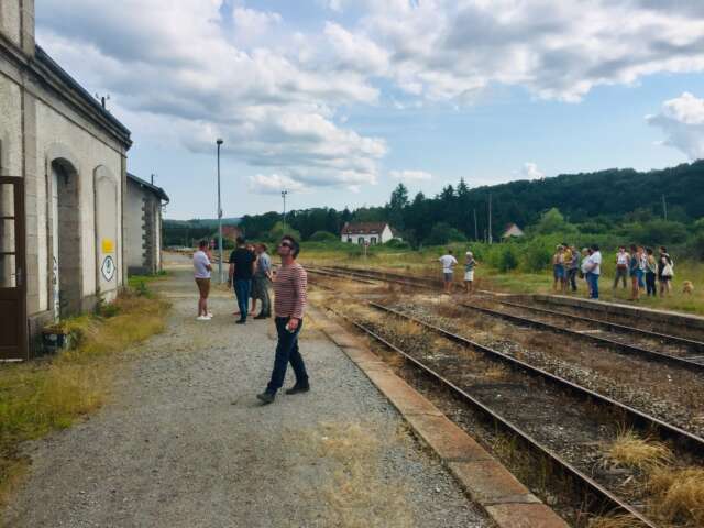 Quartier rouge - La gare en commun - Arpentage participatif pour relever les espèces botaniques aux abords de la gare. 