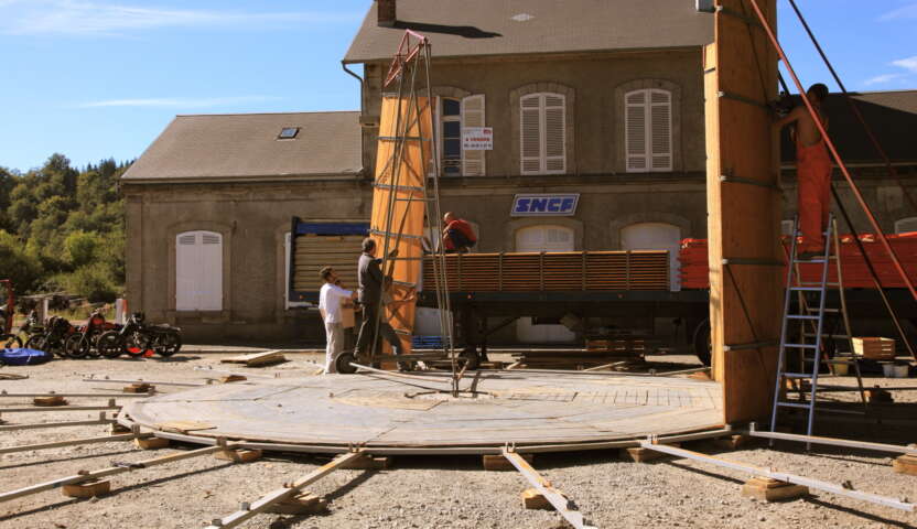 Quartier rouge - Le Mur de la Mort - 2010. Montage du Mur de la Mort à Felletin à l'occasion des Journées du Patrimoine sur invitation de Quartier rouge. La gare en arrière plan est à vendre. 