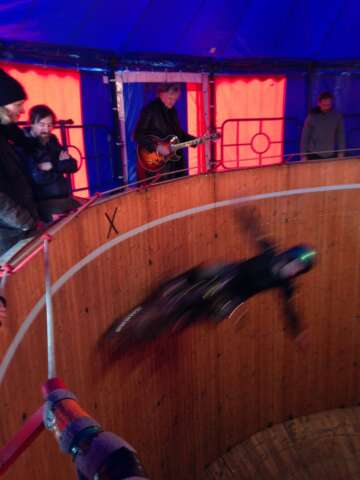 Quartier rouge - Le Mur de la Mort - 2014. Résidence musicale de l'artiste Rodolphe Burger qui fait des essais guitare / moto pour une création. 