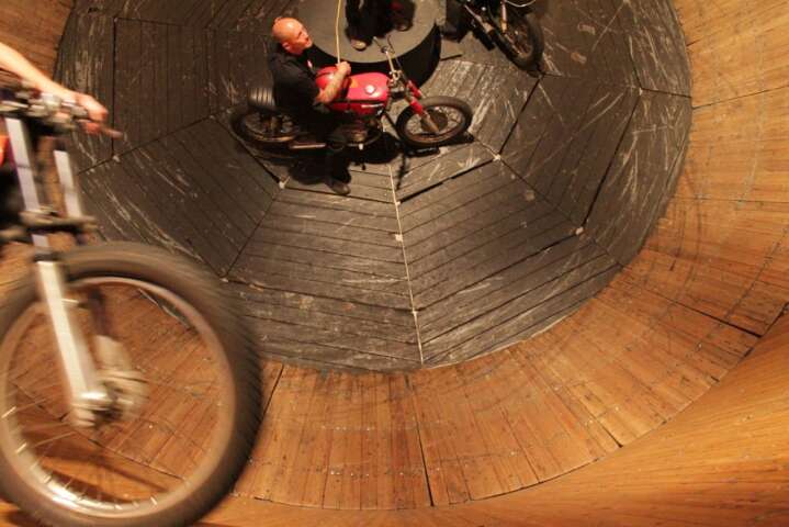 Quartier rouge - Le Mur de la Mort - Répétition du spectacle Mécanique quantique depuis le point de vue des spectateur·ices.  