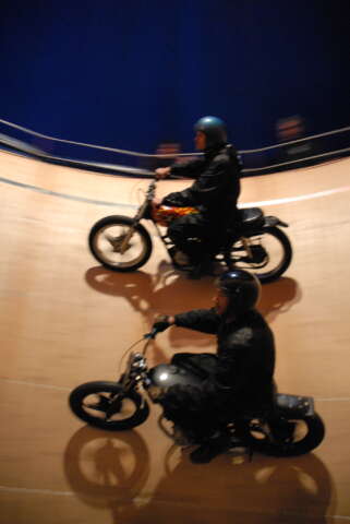 Quartier rouge - Le Mur de la Mort - Deux pilotes entament une embardée l'un au dessus de l'autre sur la paroi verticale.  