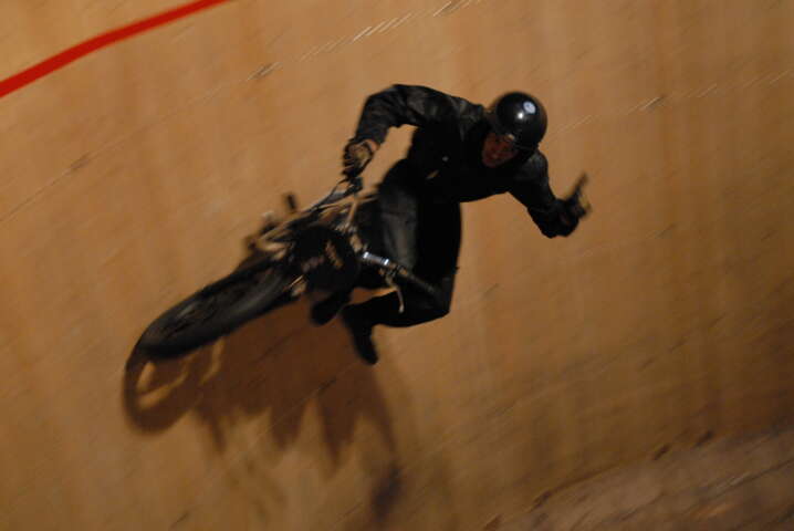 Quartier rouge - Le Mur de la Mort - Les noms des figures sont des poèmes : la descente en tourbillon, la chute en feuille morte, le pilotage à l’aveugle, le lâcher des mains avec les terribles embardées, le porter de la rose, la serpentine, la montée en amazone et enfin la fameuse course à la mort. 