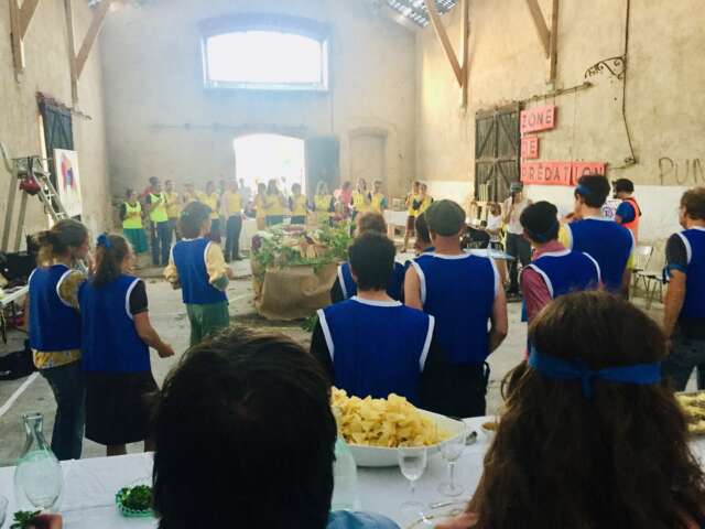 Quartier rouge - Faire assemblée pastorale - 20 mai 2022 | Performance du collectif FEU, à la petite vitesse, à côté de la Gare de Felletin.