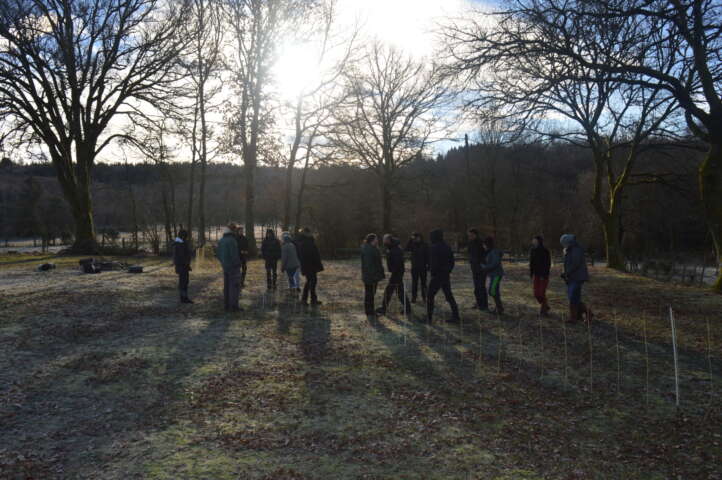 Quartier rouge - Penser le retour des loups sur la montagne limousine - Stage « Comprendre les loups dans leurs relations aux troupeaux » aux Plateaux Limousin, avec Jean-Marc Landry (éthologue spécialiste des loups) et Boris Nordmann et un groupe de 20 personnes (éleveur·ses, naturalistes, artistes, médiatrices). 