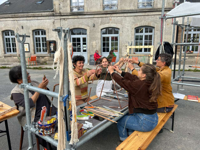Quartier rouge - Araignées sociales zone - Les araignées sociales installent leurs métiers à tisser, qu'ils ont construits grâce au conseil de Ghislaine Bazir