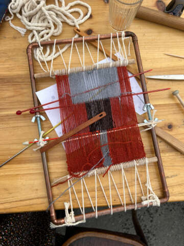 Quartier rouge - Araignées sociales zone - Ghislaine transmet une technique trouvée dans des textiles anciens du Pérou