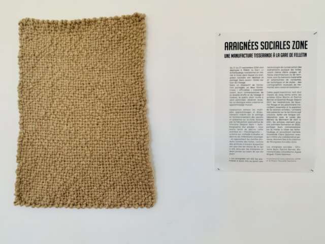 Quartier rouge - Exposition Araignées sociales Zone - Tissage de Ghislaine Bazir | Cartel d'entrée