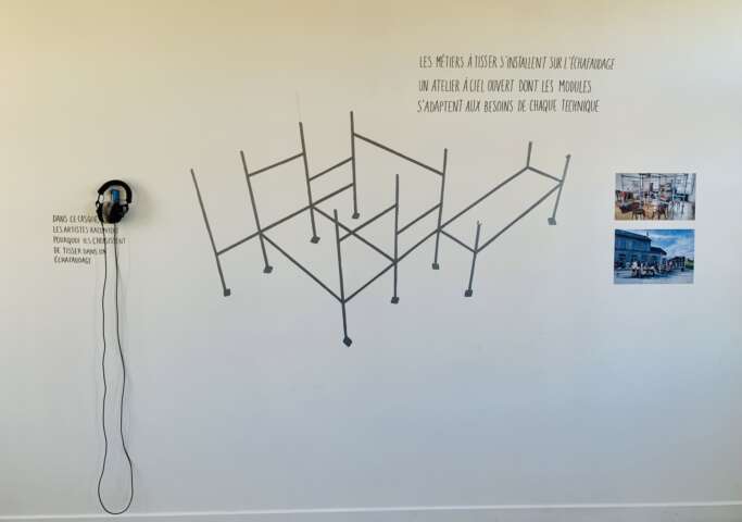 Quartier rouge - Exposition Araignées sociales Zone - Le dispositif | L'échafaudage, métier à tisser installé dans le parvis de la gare