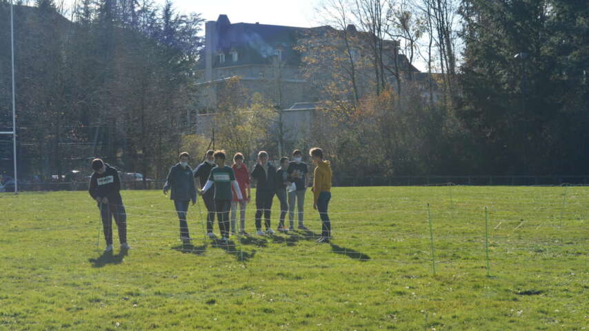 Quartier rouge - Atelier Le retour du loup sur les territoires pastoraux - Une assemblée pastorale sur le terrain de rugby du Lycée agricole de Neuvic avec des étudiant·es en BTS Gestion et protection de la nature, le 26 novembre 2020