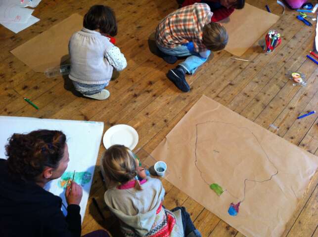 Quartier rouge - Atelier de géographie populaire - Parents et enfants dessinent des cartes libres pendant un atelier de cartographie libre à la salle Tibord du Chalard à Felletin dans le cadre des rencontres organisées du 5 au 13 octobre 2013.