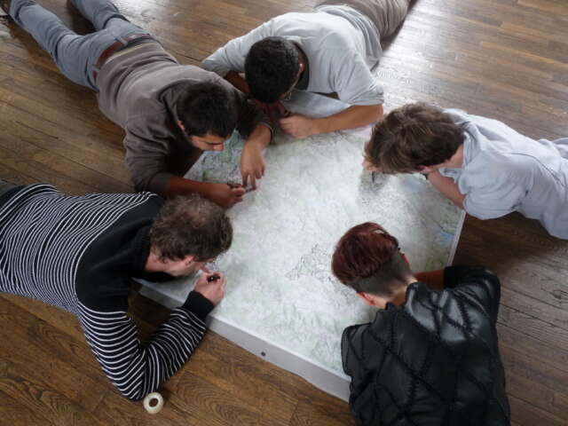 Quartier rouge - Atelier de géographie populaire - Réalisation en cours de la carte collective : Carte des endroits où les vaches ne peuvent pas paître — 2013Pendant un atelier de cartographie libre à la salle Tibord du Chalard à Felletin dans le cadre des rencontres organisées du 5 au 13 octobre 2013.