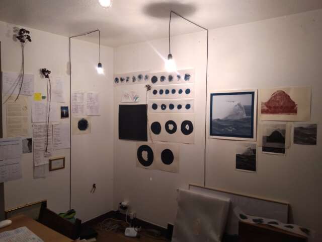 Quartier rouge - Maru Aro - Préparation de l'exposition à Les arts au mur artothèque (Pessac).