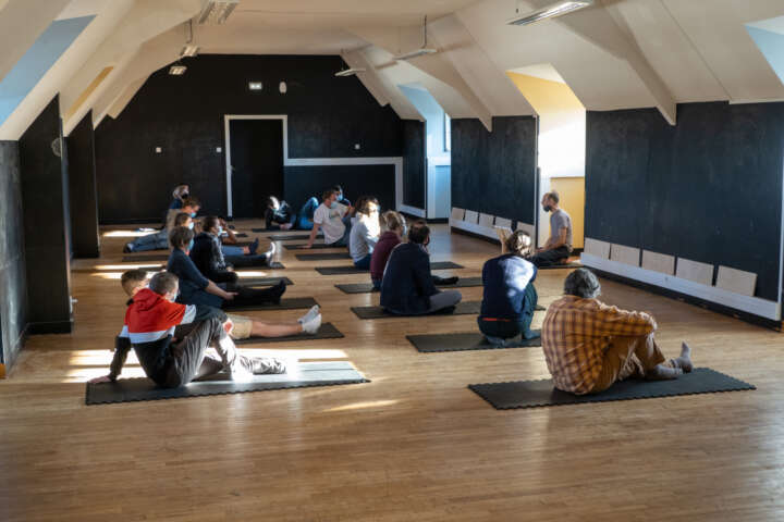 Quartier rouge - Atelier Le retour du loup sur les territoires pastoraux - La Fiction corporelle Lou Pastoral avec les étudiant·es en BTS Analyse, conduite et stratégie de l’Exploitation agricole au lycée d’Ahun, le 24 mars 2021.