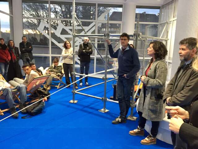 Quartier rouge - L'exposé des motifs - Pour initier le projet, Olive Martin et Patrick Bernier proposent de présenter certaines œuvres et recherches dans un espace d’exposition au rez-de-chaussée du bâtiment principal du lycée. 