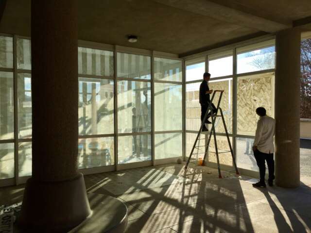 Quartier rouge - L'exposé des motifs - Premier workshop avec les CAP Tailleur de pierre, Charpentier et les mentions complémentaires Peinture et décoration. Les élèves font une étude de mobiliers et de motifs qu’ils reportent en blanc de meudon sur les vitres de l’espace d’exposition.