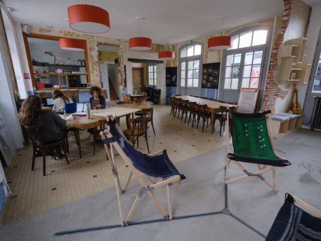 Quartier rouge - La gare en commun - La salle des pas perdus est accessible librement et accueille différentes activités, un café associatif et un espace libraire et ludothèque. 